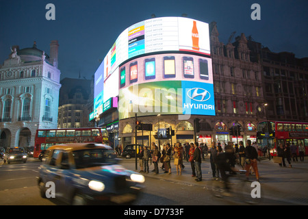 London, große √ Übritannien, Leuchtreklamen am Piccadilly Circus Stockfoto