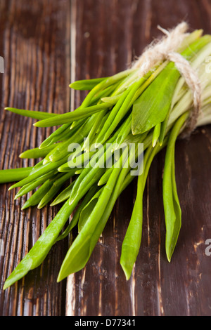 Reihe von Bärlauch auf Holztisch, Essen Stockfoto