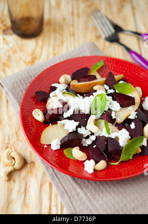 Rote Beete Salat mit Birnen und Käse, Essen Stockfoto