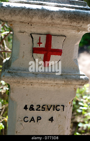 London City Corporation Kohle Steuer Pflicht Post mit Stadt Schild "Kohle Pflichten handeln 1845" Colley Hill Reitweg Reigate Surrey Stockfoto