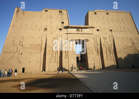 ERSTEN Tempel des HORUS PYLON EDFU Ägypten 9. Januar 2013 Stockfoto