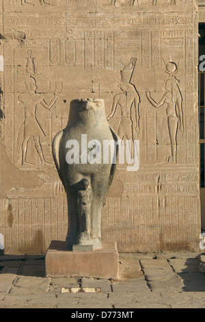 GRANITSTATUE des FALCON Gott HORUS EDFU Ägypten 9. Januar 2013 Stockfoto