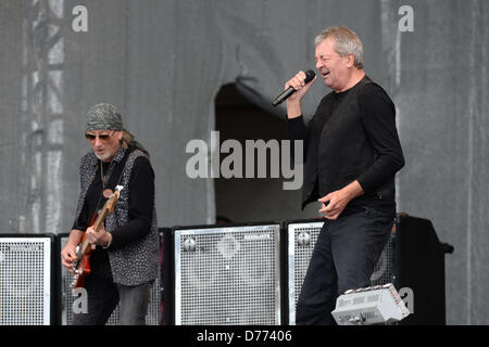 Ischgl, Österreich. 30. April 2013. Bassist Roger Glover (L) und Sänger Ian Gillan aus der britischen Rockgruppe "Deep Purple" durchzuführen am Ende der Skisaison auf der Idalp in Ischgl, Österreich, 30. April 2013. Foto: FELIX HORHAEGER/Alamy Live-Nachrichten Stockfoto