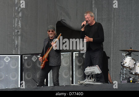 Ischgl, Österreich. 30. April 2013. Bassist Roger Glover (L) und Sänger Ian Gillan aus der britischen Rockgruppe "Deep Purple" durchzuführen am Ende der Skisaison auf der Idalp in Ischgl, Österreich, 30. April 2013. Foto: FELIX HORHAEGER/Alamy Live-Nachrichten Stockfoto