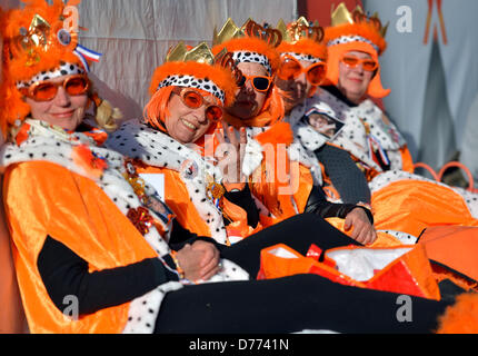 Oranje-Fans Feiern anlässlich der Amtseinführung der neue König des Landes, in Amsterdam, Niederlande, 30. April 2013. Foto: Britta Pedersen/Dpa +++(c) Dpa - Bildfunk +++ Stockfoto