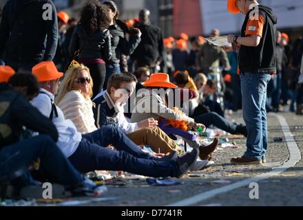 Oranje-Fans Feiern anlässlich der Amtseinführung der neue König des Landes, in Amsterdam, Niederlande, 30. April 2013. Foto: Britta Pedersen/dpa Stockfoto