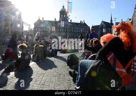 Oranje-Fans Feiern anlässlich der Amtseinführung der neue König des Landes, in Amsterdam, Niederlande, 30. April 2013. Foto: Britta Pedersen/dpa Stockfoto