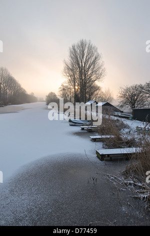 Bovenau, Deutschland, in der Nähe von Eider-alte eingefroren Kanal der Schleuse in Kluvensiek Stockfoto