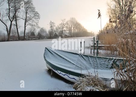 Bovenau, Deutschland, in der Nähe von Eider-alte eingefroren Kanal der Schleuse in Kluvensiek Stockfoto