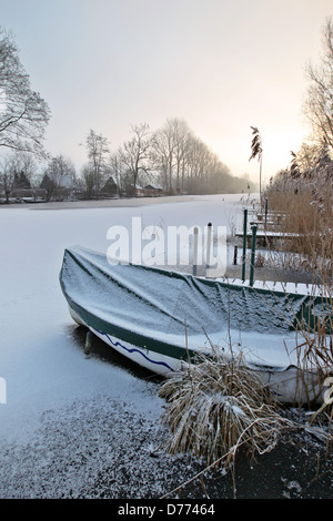 Bovenau, Deutschland, in der Nähe von Eider-alte eingefroren Kanal der Schleuse in Kluvensiek Stockfoto