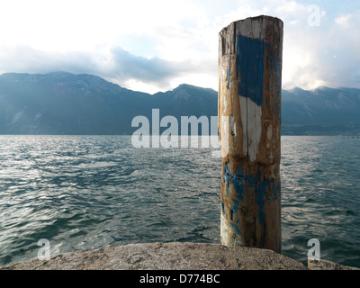 Limone Sul Garda, Italien, Blick auf das Massiv des Monte Baldo Stockfoto