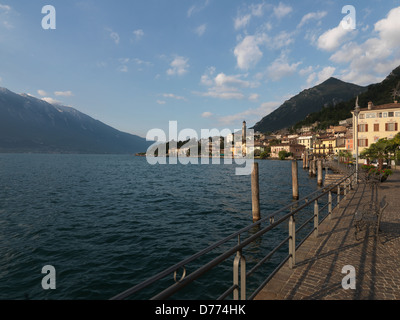 Limone Sul Garda, Italien, mit Blick auf die Altstadt und die Berge des Monte Baldo Stockfoto