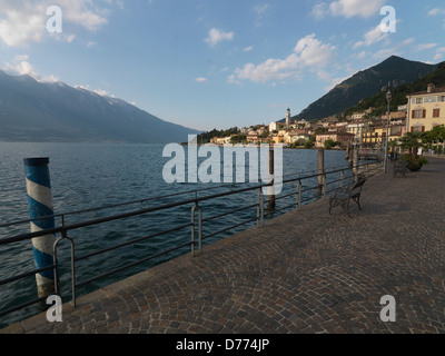 Limone Sul Garda, Italien, mit Blick auf die Altstadt und die Berge des Monte Baldo Stockfoto