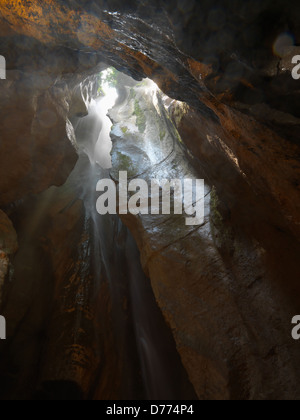 Varone, Italien, ein Wasserfall in die Naturhöhle Varone Stockfoto