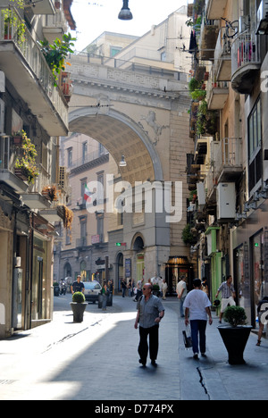 Neapel. Italien. Blick auf die Brücke und ein Teil der via Chiaia eine beliebte Fußgängerzone nur Straße. Die Straße ist gesäumt Witz Stockfoto