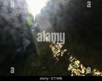 Varone, Italien, ein Wasserfall in die Naturhöhle Varone Stockfoto