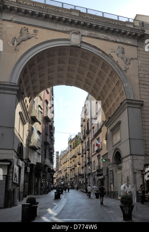 Neapel. Italien. Blick auf die Brücke und ein Teil der via Chiaia eine beliebte Fußgängerzone nur Straße. Die Straße ist gesäumt Witz Stockfoto