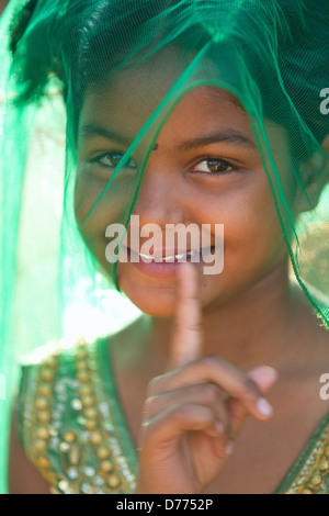 Inderin Shalini spielen mit einem Schleier sagen "Nein, Nein!" Andhra Pradesh in Südindien Stockfoto