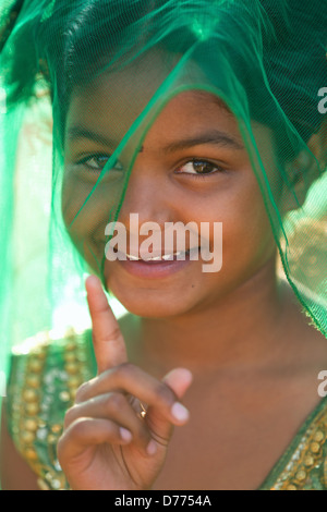 Inderin Shalini spielen mit einem Schleier sagen "Nein, Nein!" Andhra Pradesh in Südindien Stockfoto