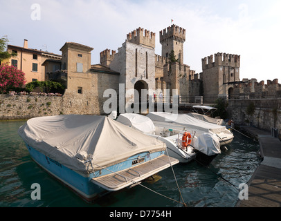 Das Wasserschloss in den Hafen von Sirmione Sirmione, Italien Stockfoto