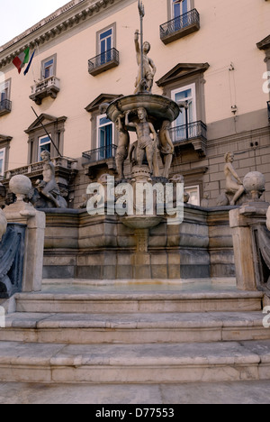 Neapel. Italien. Teil Blick auf die eleganten barocken Brunnen Fontana di Nettuno in der Stadt Neapel genannt. Dem Gott gewidmet Stockfoto