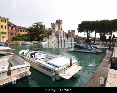 Das Wasserschloss in den Hafen von Sirmione Sirmione, Italien Stockfoto