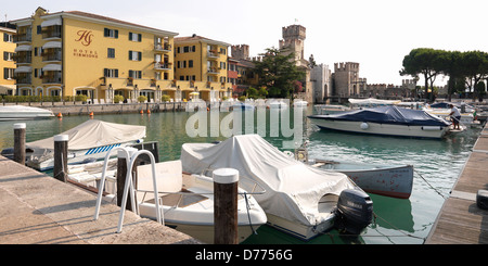 Das Wasserschloss in den Hafen von Sirmione Sirmione, Italien Stockfoto