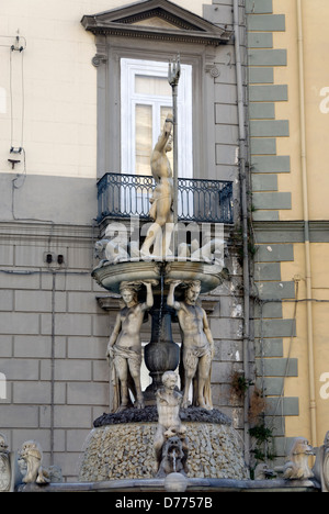 Neapel. Italien. Teil Blick auf die eleganten barocken Brunnen Fontana di Nettuno in der Stadt Neapel genannt. Dem Gott gewidmet Stockfoto