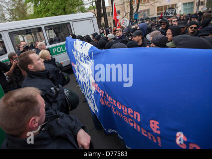 Poeple nehmen Teil an einer Demonstration des Bündnisses "Geeint gegen Nazis in Schoeneweide" auf Walpurgisnacht in Berlin, Deutschland, 30. April 2013. Das Bündnis ist protestiert gegen die rechtsextremen nationale demokratische Partei der Deutschen Rallye am 1. Mai. Foto: FLORIAN SCHUH Stockfoto