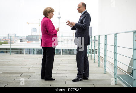 Bundeskanzlerin Angela Merkel trifft sich mit den neuen Premierminister von Italien Enrico Letta auf dem Balkon des Bundeskanzleramtes in Berlin, Deutschland, 30. April 2013. Der Fernsehturm ist hinter ihnen ersichtlich. Letta ist bei seinem ersten Besuch in die deutsche Hauptstadt als italienische Ministerpräsident nach dem Gewinn einer Stimme des Vertrauens im italienischen Senat. Foto: JESCO DENZEL/BPA Stockfoto