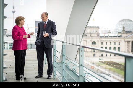 Bundeskanzlerin Angela Merkel trifft sich mit den neuen Premierminister von Italien Enrico Letta auf dem Balkon des Bundeskanzleramtes in Berlin, Deutschland, 30. April 2013. Dahinter sind die The Reichstag Building (R) und Fernsehturm zu sehen. Letta ist bei seinem ersten Besuch in die deutsche Hauptstadt als italienische Ministerpräsident nach dem Gewinn einer Stimme des Vertrauens im italienischen Senat. Foto: JESCO DENZEL/BPA Stockfoto