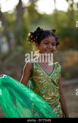 Inderin Shalini spielen mit einem Schleier Andhra Pradesh Süd Indien Stockfoto