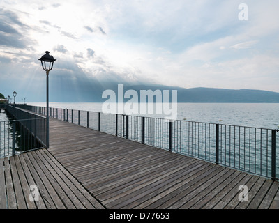 Gargnano, Italien, Blick vom See auf das Bergmassiv des Monte Baldo Stockfoto