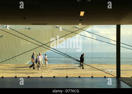 Passagiere, die zu Fuß entlang der Uferstraße, Kreuzfahrtterminals, Hafen von Lissabon, Portugal Stockfoto