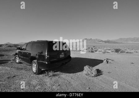 Chevrolet Suburban in der Wüste von Nevada. Stockfoto