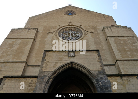 Neapel. Italien. Blick auf die gotische Fassade der Basilica di Santa Chiara, die ursprünglich aus dem 14. Jahrhundert stammt. Das Basilikum Stockfoto