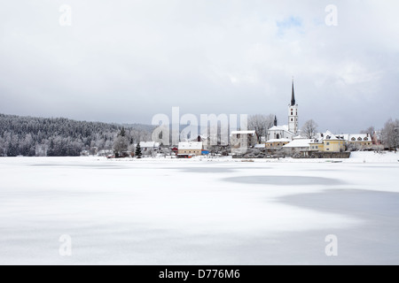 Friedberg, Tschechische Republik, dieser gefrorenen Lipno-See und Blick auf das Dorf Stockfoto