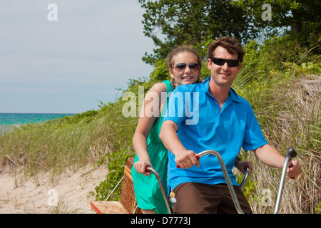 Ein junges Paar an den Strand Dünen mit dem Fahrrad für zwei gebaut Stockfoto