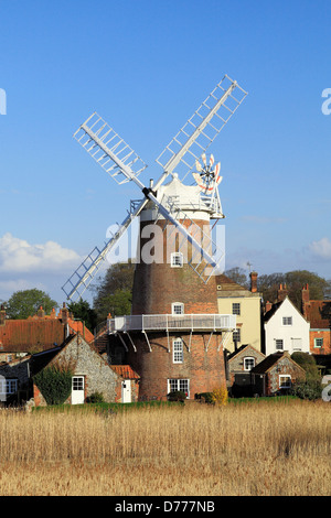 Cley nächsten Sea, Norfolk. Windmühle, Sümpfe und Dorf, England UK Stockfoto