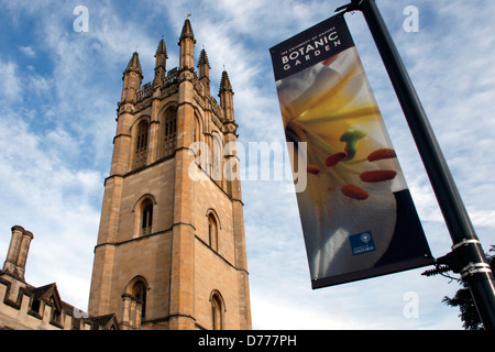 Magdalen College Turm neben dem Botanischen Garten in der Stadt von Oxford, England Stockfoto