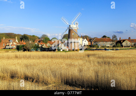 Cley nächsten Sea, Norfolk. Windmühle, Sümpfe und Dorf, England UK Stockfoto