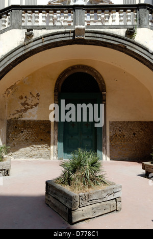 Neapel. Italien. Unteren Bereich der Chiesa di San Paolo Maggiore im historischen Zentrum von Neapel. Ursprünglich dati Stockfoto