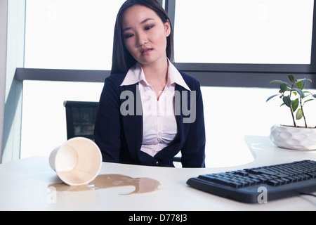 Geschäftsfrau verschüttet Kaffee Stockfoto