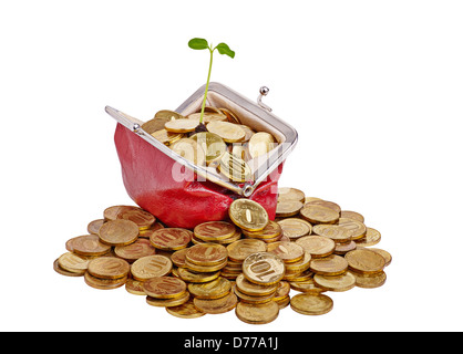 Alte rote Handtasche mit goldenen Münzen und sanften grün sprießen. Isoliert auf weißem Hintergrund. Stockfoto