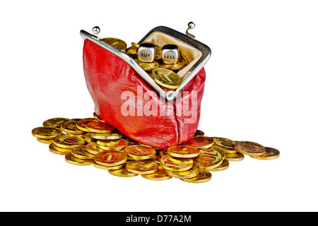 Offene alte rote Geldbörse mit Goldmünzen und Würfel mit Worten verkaufen kaufen. Isoliert auf weißem Hintergrund Stockfoto