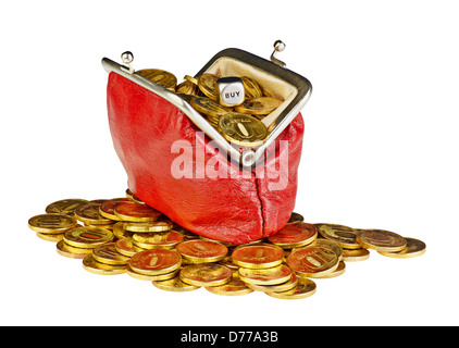 Offene alte rote Geldbörse mit Goldmünzen und den Würfeln Würfel mit dem Wort kaufen. Isoliert auf weißem Hintergrund Stockfoto