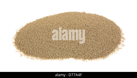 Eine kleine Menge von Bio Trockenhefe auf weißem Hintergrund. Stockfoto