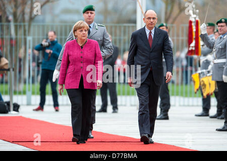 Berlin, Deutschland. 30. April 2013. Begrüßung der Ministerpräsident der italienischen Republik, Enrico Letta, mit militärischen Ehren von Bundeskanzlerin Angela Merkel. Kredit: Kredit: Gonçalo Silva/Alamy Live-Nachrichten. Stockfoto