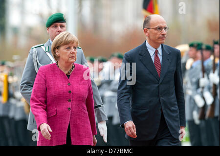 Berlin, Deutschland. 30. April 2013. Begrüßung der Ministerpräsident der italienischen Republik, Enrico Letta, mit militärischen Ehren von Bundeskanzlerin Angela Merkel. Kredit: Kredit: Gonçalo Silva/Alamy Live-Nachrichten. Stockfoto