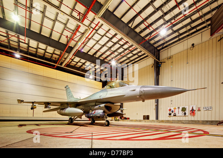 F-16 Alert Jet im Hangar Live Waffen High Dynamic Range oder HDR-Bild geladen Stockfoto